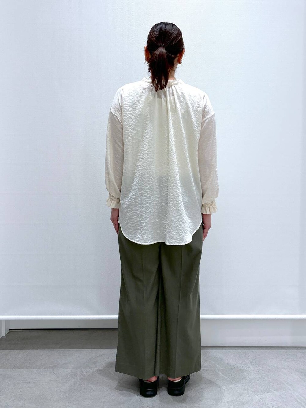 グリーン系のその他パンツ、グリーン系のその他パンツ、ブラック系のハンドバッグを着用したレディースの春コーディネートの5枚目の写真