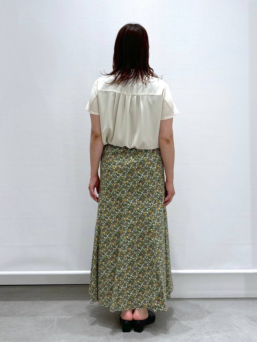 ホワイト系のシャツ/ブラウス、ホワイト系のスカート、ブラック系のサンダルを着用したレディースの春コーディネートの4枚目の写真