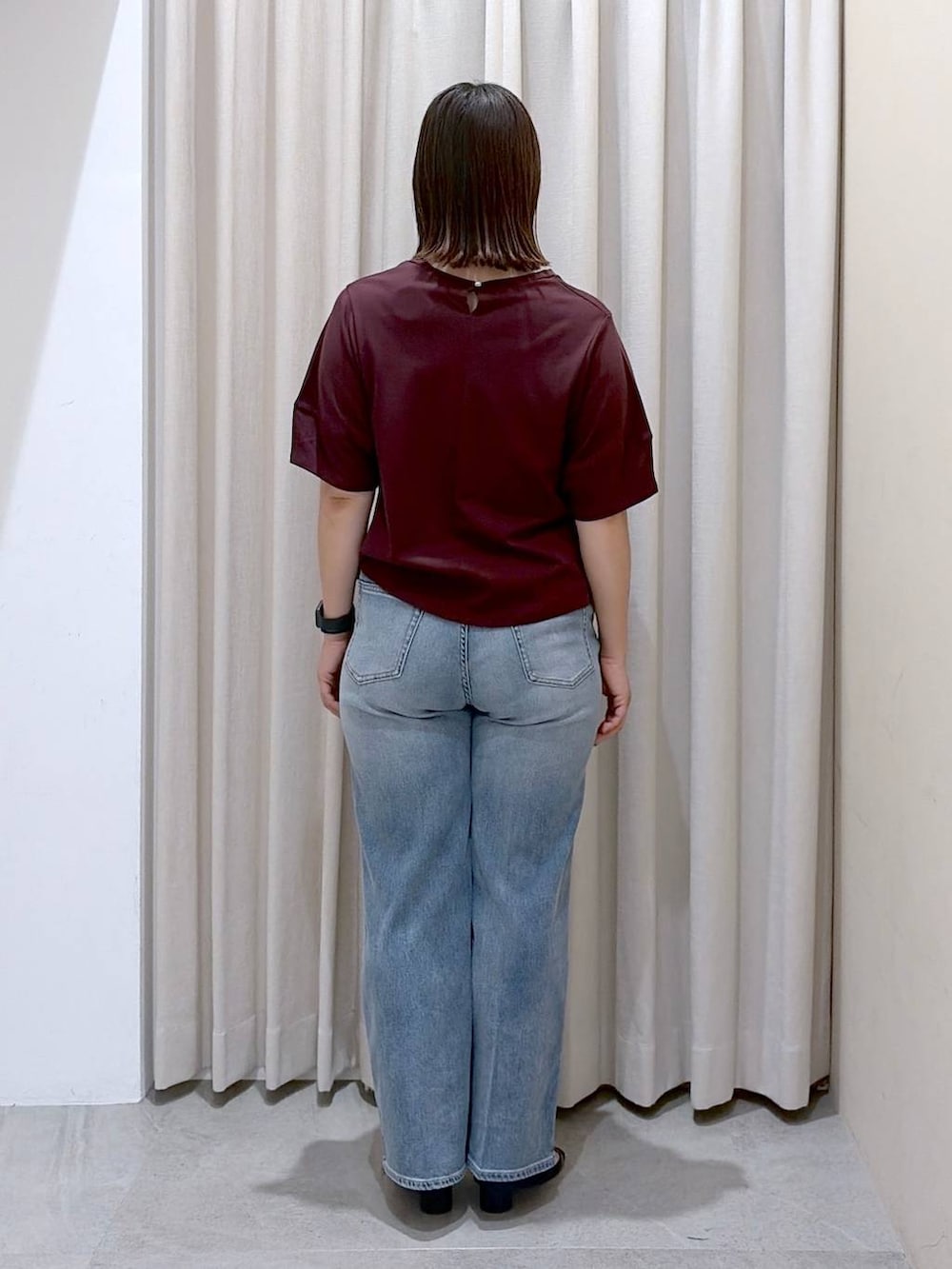 レッド系のTシャツ/カットソー、ブラック系のサンダル、ブルー系のデニムパンツを着用したレディースの夏コーディネートの4枚目の写真