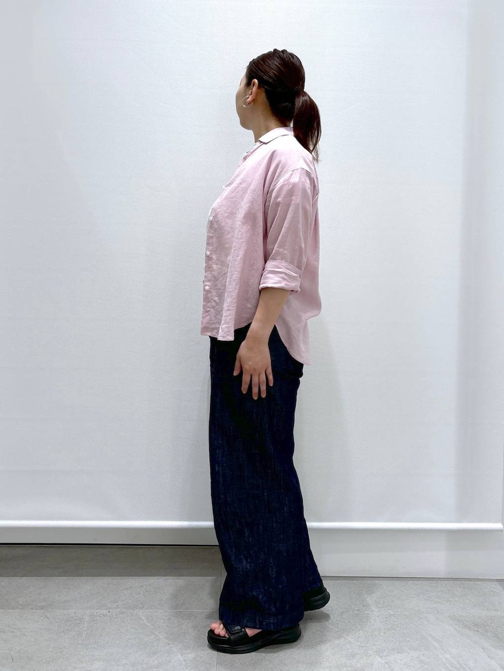 「おでかけ、デニムパンツ、ワイドパンツ、サンダル、ショルダーバッグ、体型カバー、Tシャツ、パンツ、接触冷感、着痩せ・細見え、ベーシック/シンプル、ママコーデ、楽ちんコーデ、夏コーデ、骨格ナチュラル」｜「Eluraのサマーワイドデニム／104297（デニムパンツ、ブルー系）」を使った、はつなさん（レディース・158cm）の春コーディネートの3枚目の写真