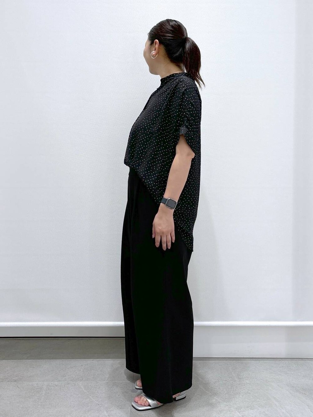 ブラック系のシャツ/ブラウス、ブラック系のその他パンツ、ブラック系のその他パンツを着用したレディースの夏コーディネートの3枚目の写真