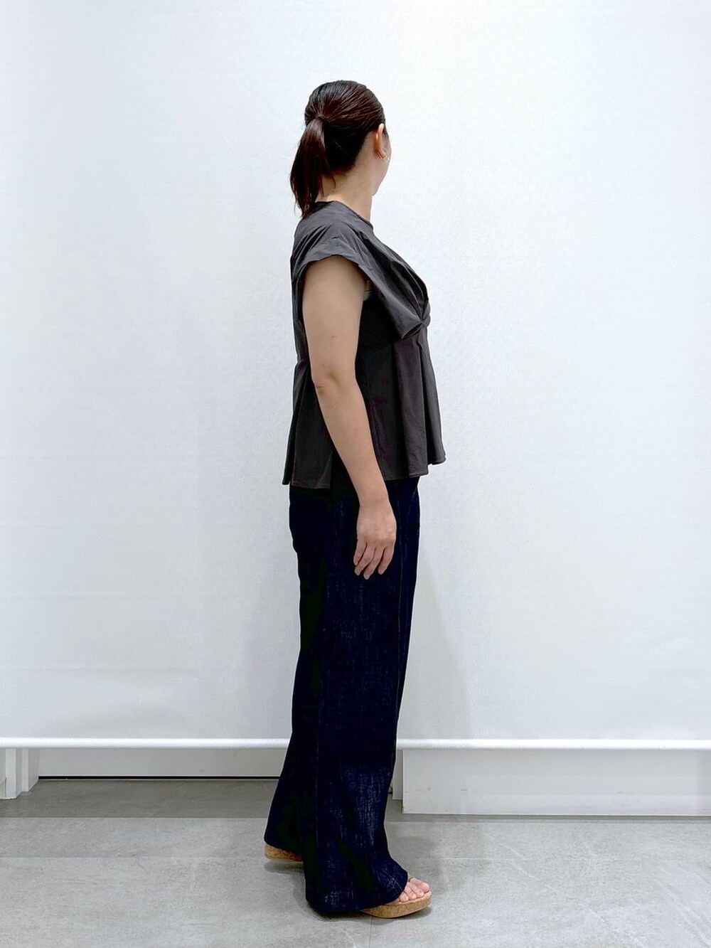 ブルー系のデニムパンツ、ベージュ系のサンダル、グレー系のシャツ/ブラウスを着用したレディースの夏コーディネートの5枚目の写真