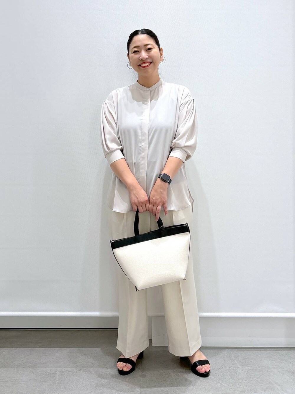 ホワイト系のその他パンツ、ブラック系のサンダル、ベージュ系のシャツ/ブラウスを着用したレディースの夏コーディネートの2枚目の写真