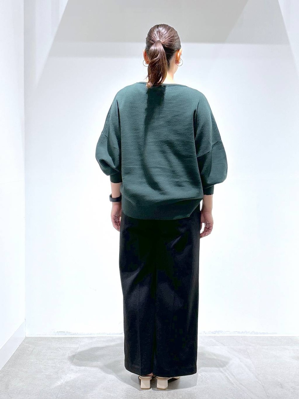 ホワイト系のサンダル、ブラック系のその他パンツ、ブラック系のその他パンツを着用したレディースの秋コーディネートの4枚目の写真