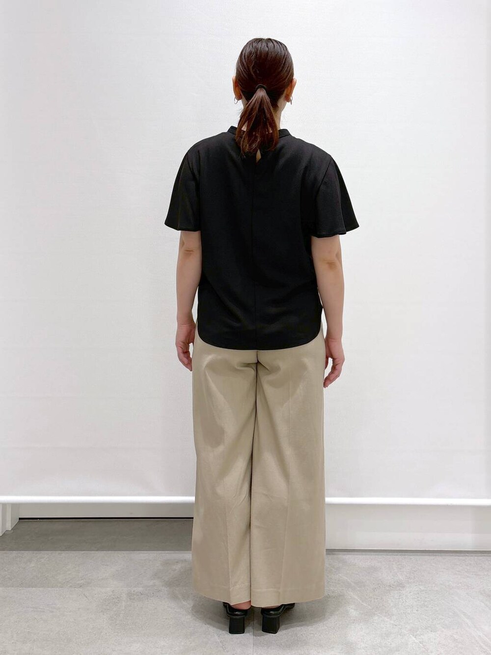 ベージュ系のその他パンツ、ブラック系のサンダル、ブラック系のシャツ/ブラウスを着用したレディースの春コーディネートの4枚目の写真