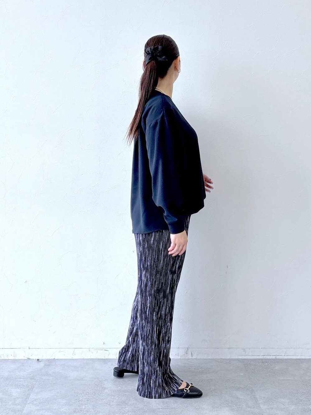 ブラック系のトートバッグ、ブラック系のその他パンツ、ブラック系のパンプスを着用したレディースの冬コーディネートの5枚目の写真