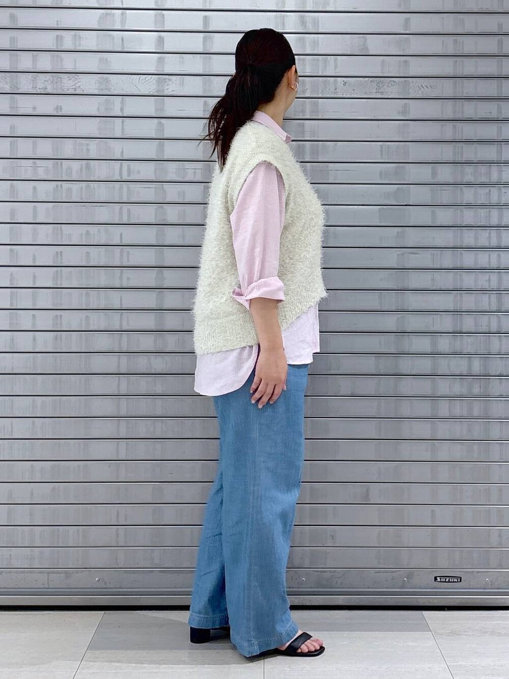 ピンク系のシャツ/ブラウス、ホワイト系のベスト、ブラック系のハンドバッグを着用したレディースの春コーディネートの5枚目の写真