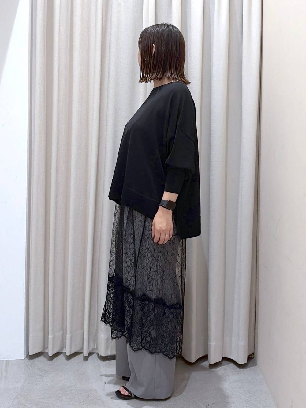 グレー系のその他パンツ、ブラック系のニット/セーター、ブラック系のワンピースを着用したレディースの夏コーディネートの3枚目の写真