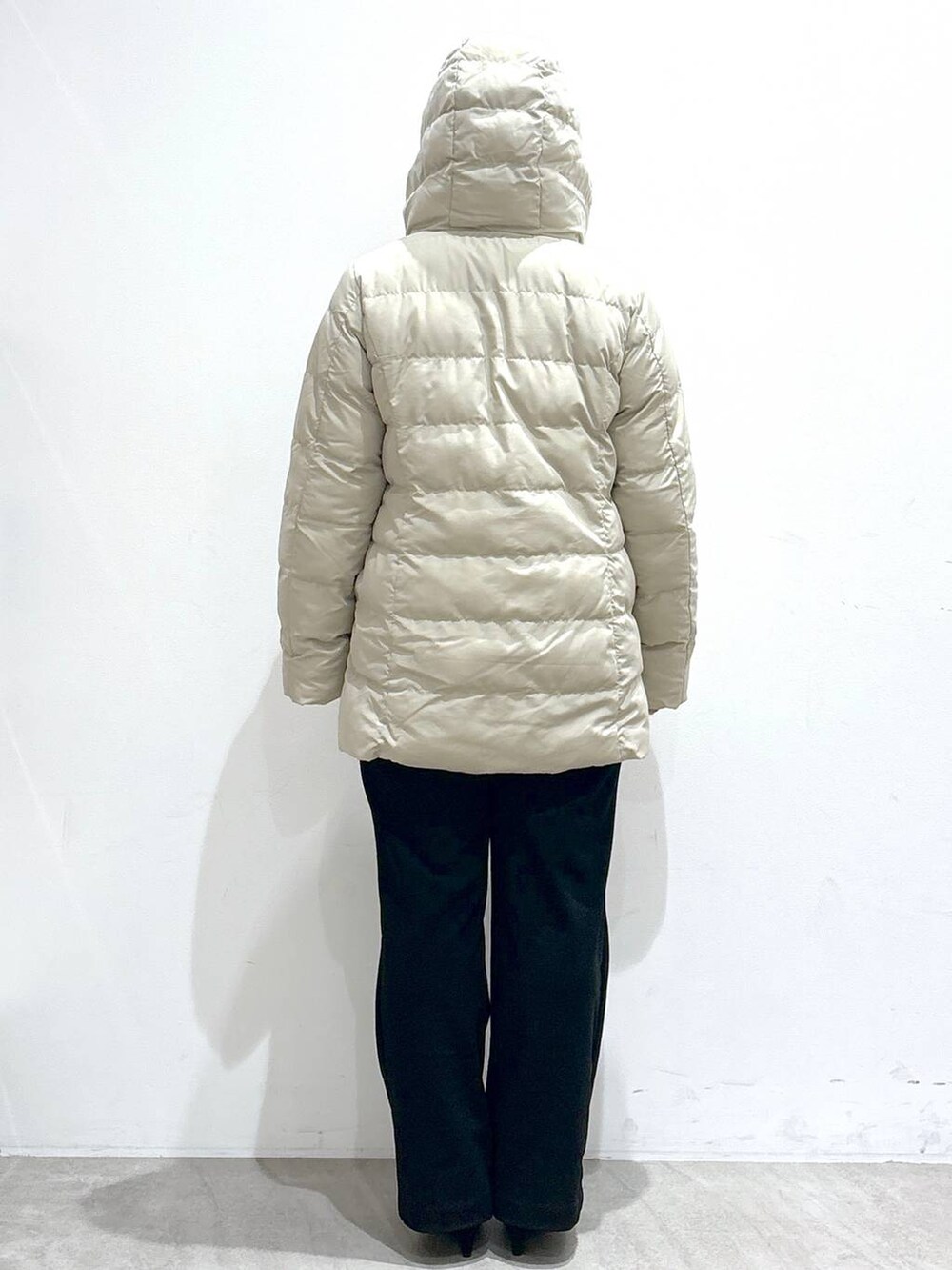 ホワイト系のシャツ/ブラウス、ブラック系のその他パンツ、ブラック系のその他パンツを着用したレディースの冬コーディネートの7枚目の写真