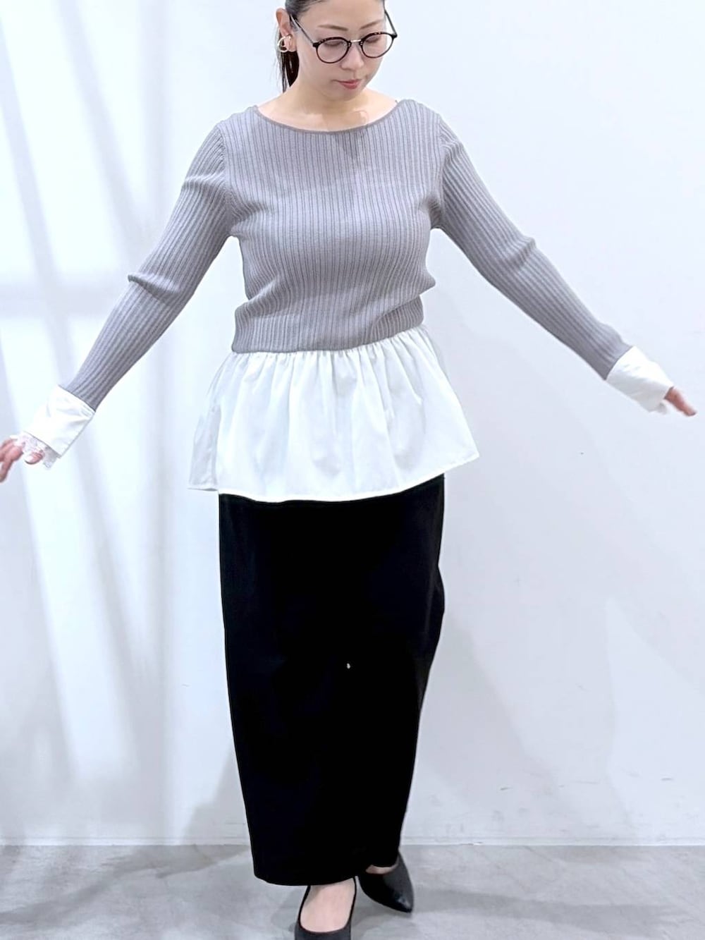 ブラック系のその他パンツ、ブラック系のハンドバッグ、ブルー系のカーディガン/ボレロを着用したレディースの春コーディネートの6枚目の写真