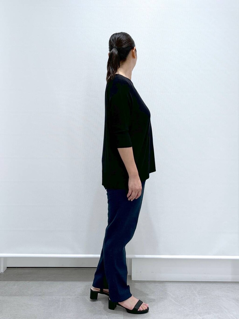 ブルー系のその他パンツ、ブラック系のショルダーバッグ、ブラック系のサンダルを着用したレディースの夏コーディネートの5枚目の写真