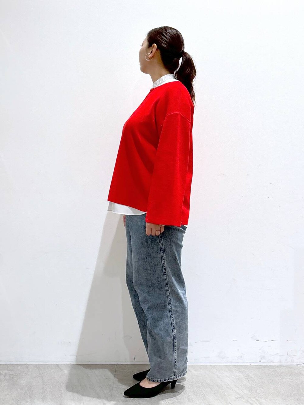ブルー系のデニムパンツ、ホワイト系のシャツ/ブラウスを着用したレディースの冬コーディネートの5枚目の写真