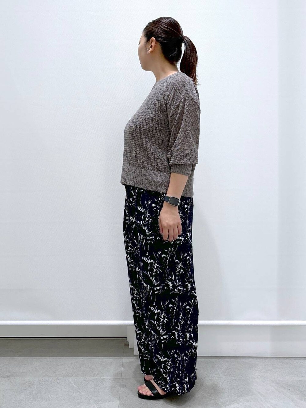 ブラック系のサンダル、ブルー系のその他パンツ、グレー系のニット/セーターを着用したレディースの夏コーディネートの3枚目の写真