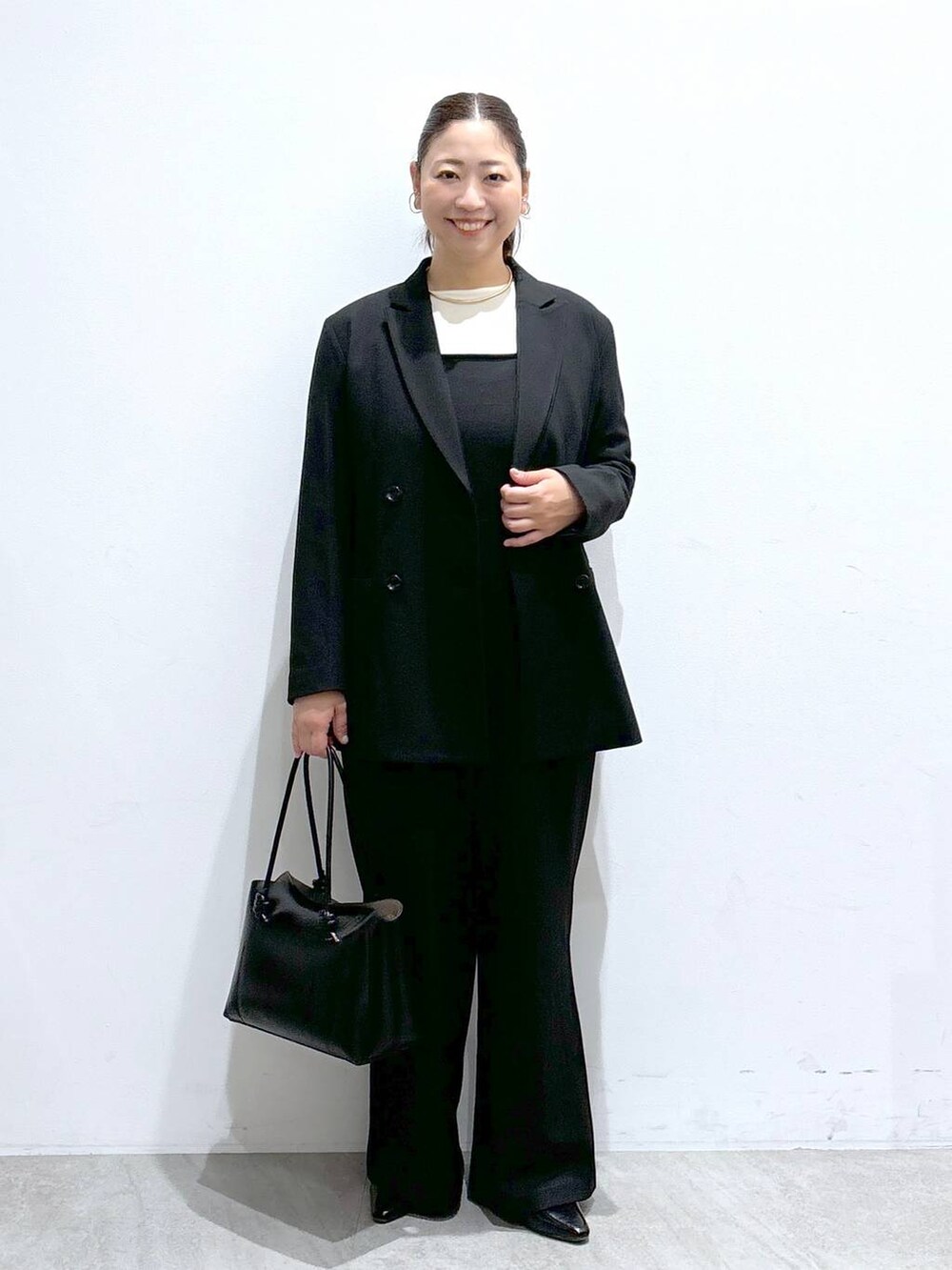 ホワイト系のシャツ/ブラウス、ブラック系のローファー、ブラック系のその他アウターを着用したレディースの秋コーディネートの2枚目の写真