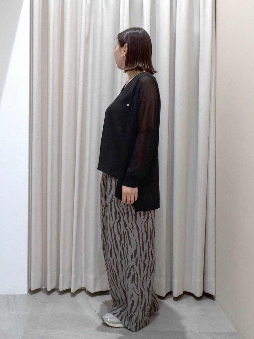 グレー系のその他パンツ、ブラック系のシャツ/ブラウス、ブラック系のカーディガン/ボレロを着用したレディースの夏コーディネートの3枚目の写真