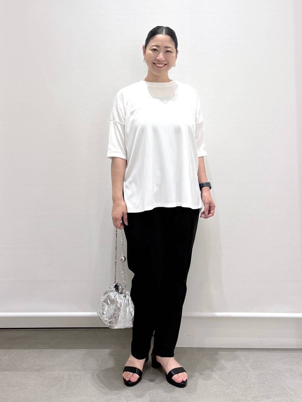 ブラック系のその他パンツ、ホワイト系のTシャツ/カットソー、ブラック系のサンダルを着用したレディースの夏コーディネートの2枚目の写真