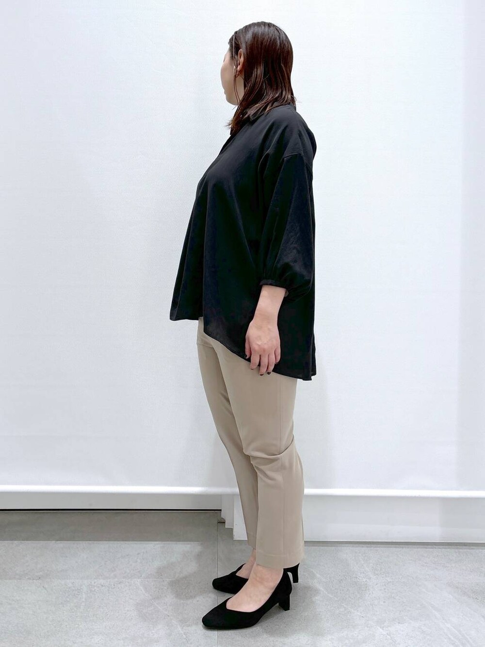 ベージュ系のその他パンツ、ホワイト系のハンドバッグ、ブラック系のパンプスを着用したレディースの春コーディネートの3枚目の写真