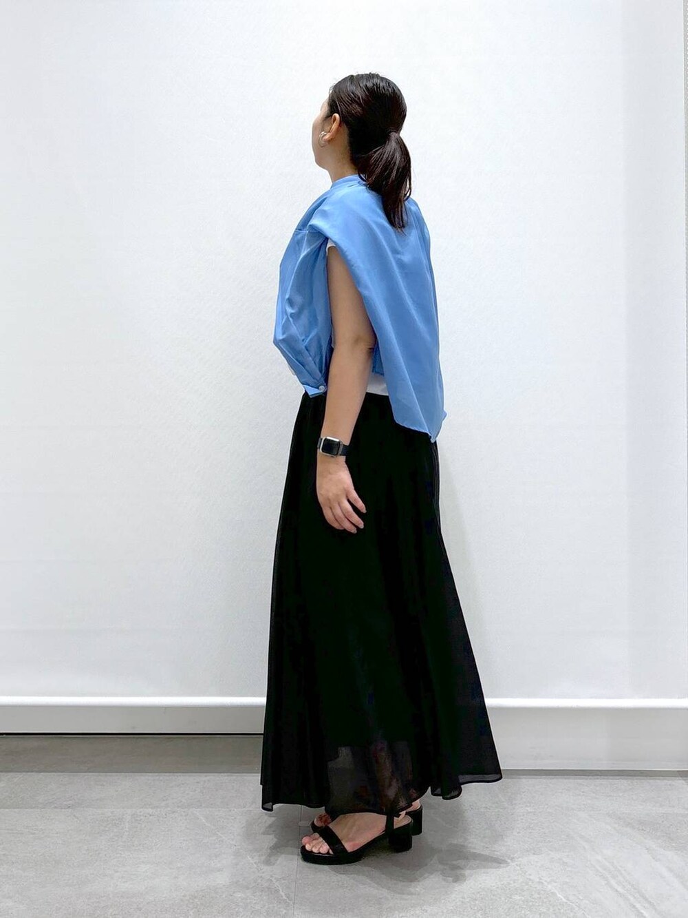 ブラック系のトートバッグ、ブラック系のサンダル、ブラック系のスカートを着用したレディースの夏コーディネートの3枚目の写真