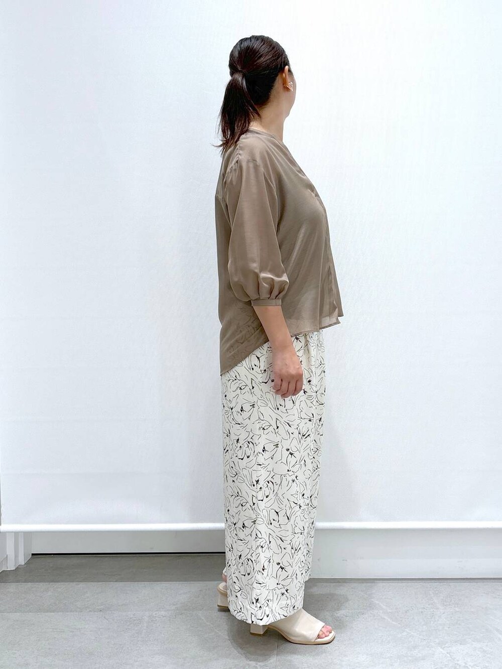 ホワイト系のサンダル、ブラック系のその他パンツ、ブラウン系のシャツ/ブラウスを着用したレディースの夏コーディネートの5枚目の写真