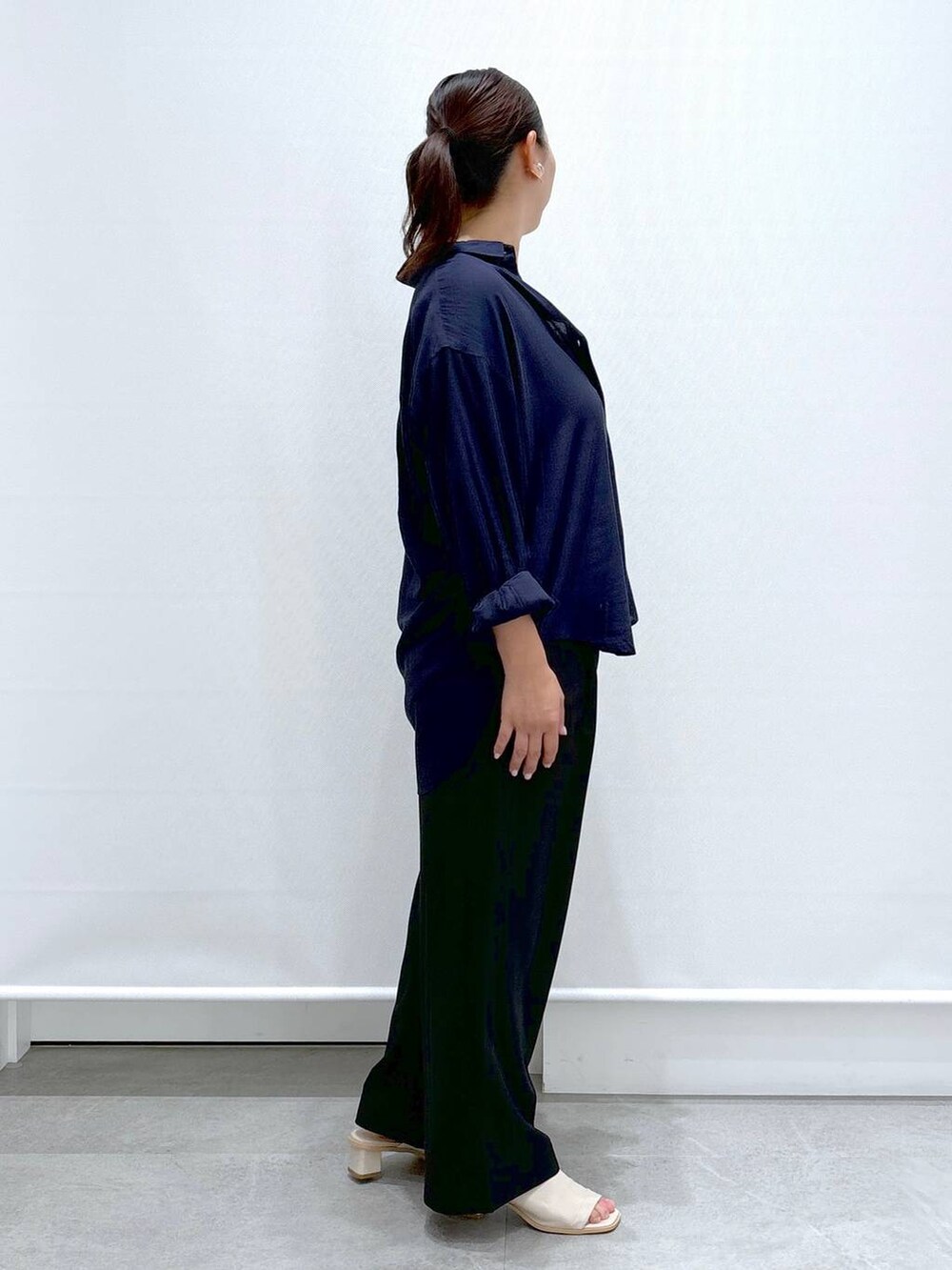 ホワイト系のサンダル、ブラック系のその他パンツ、ブルー系のシャツ/ブラウスを着用したレディースの秋コーディネートの5枚目の写真