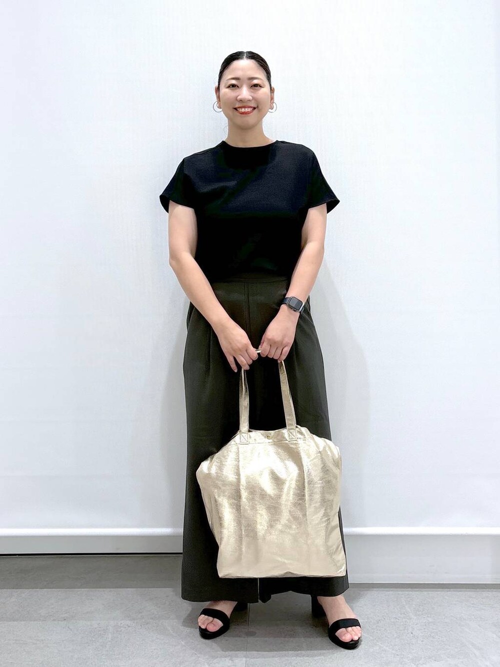 ブラック系のシャツ/ブラウス、グリーン系のその他パンツ、グリーン系のその他パンツを着用したレディースの夏コーディネートの2枚目の写真