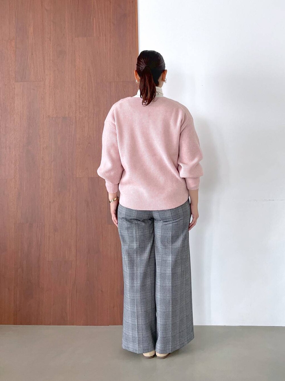 ホワイト系のTシャツ/カットソー、ブラック系のその他パンツ、ブラック系のその他パンツを着用したレディースの秋コーディネートの4枚目の写真