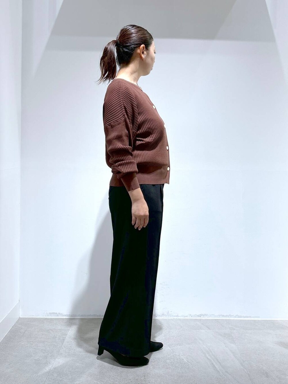 ブラック系のパンプス、ブラック系のその他パンツ、ブラック系のその他パンツを着用したレディースの秋コーディネートの5枚目の写真