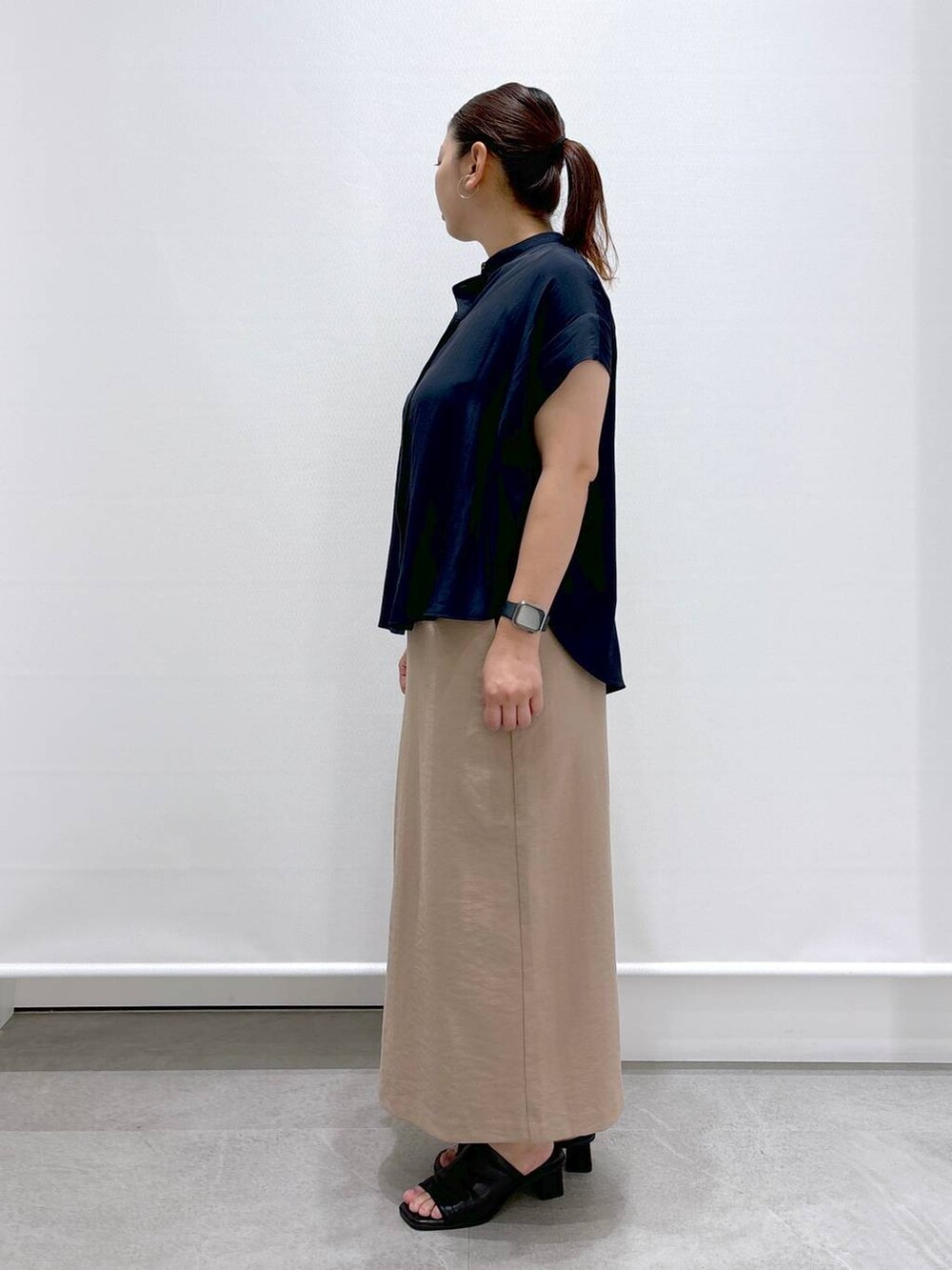 ブルー系のシャツ/ブラウス、ベージュ系のスカート、ブラック系のサンダルを着用したレディースの夏コーディネートの3枚目の写真