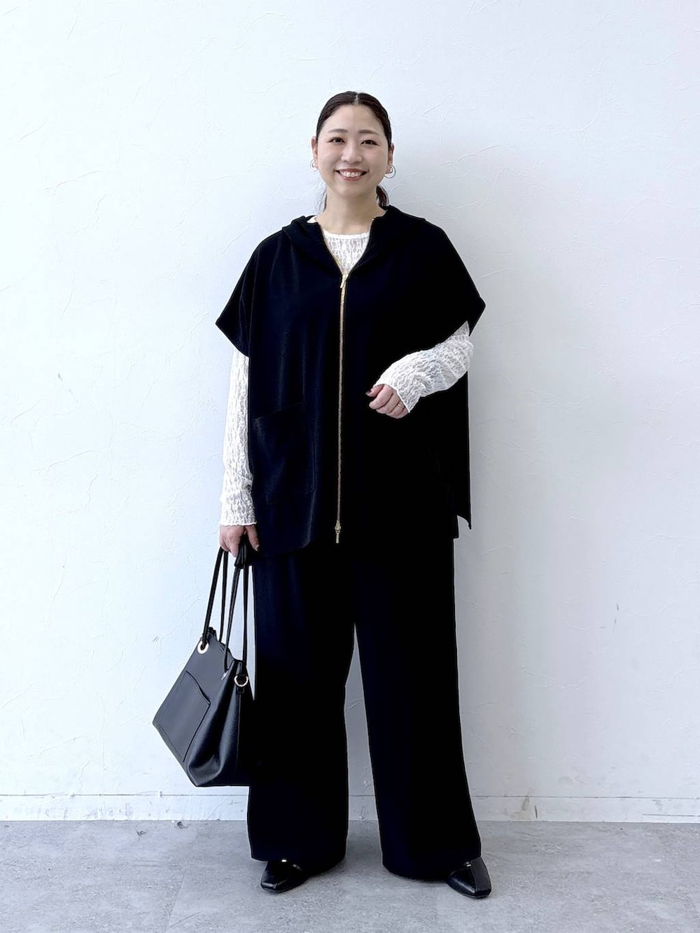 ブラック系のパンプス、ブラック系のトートバッグ、ブラック系のその他パンツを着用したレディースの冬コーディネートの2枚目の写真