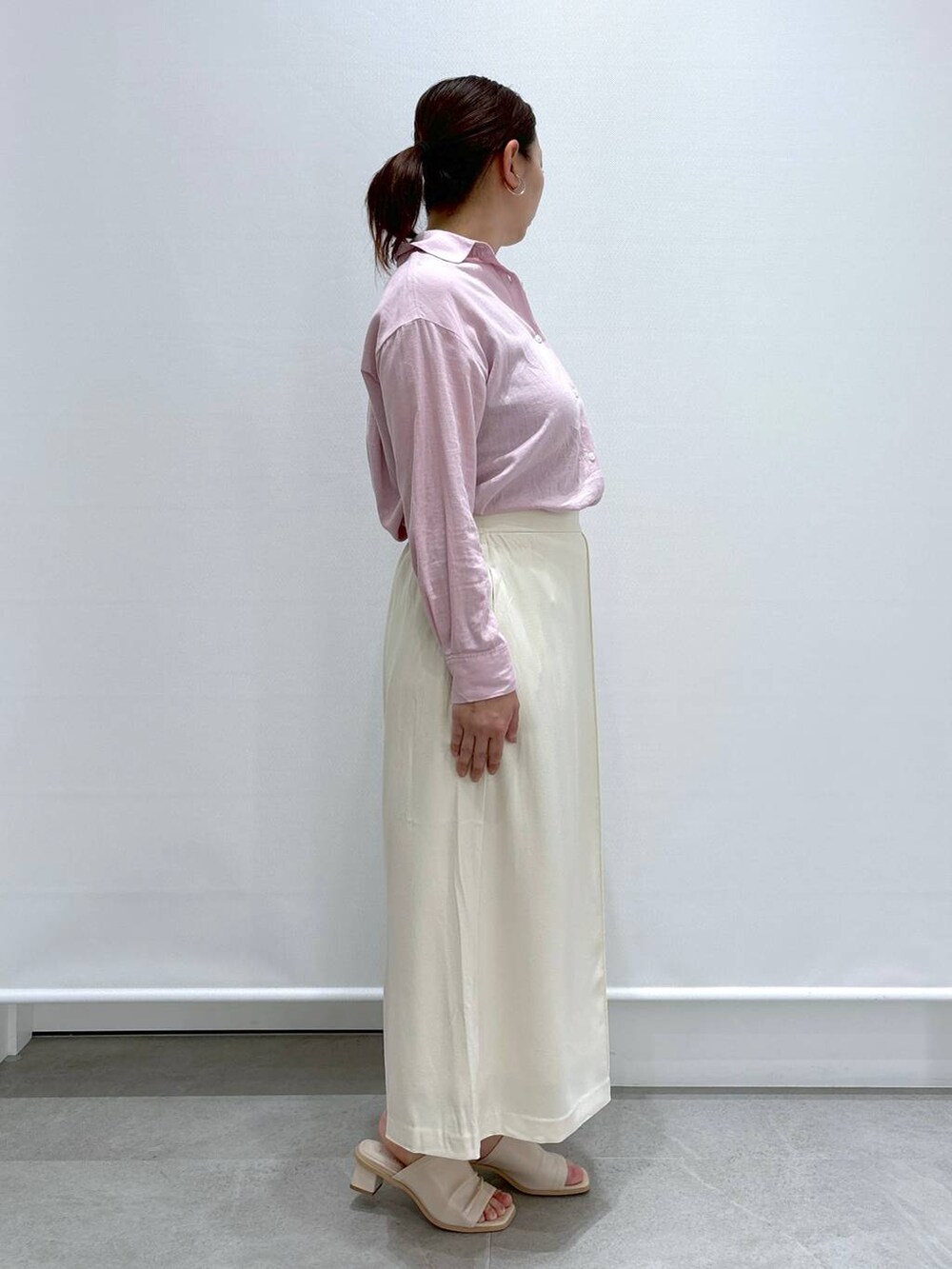 ピンク系のシャツ/ブラウス、ホワイト系のサンダル、ホワイト系のハンドバッグを着用したレディースの春コーディネートの5枚目の写真