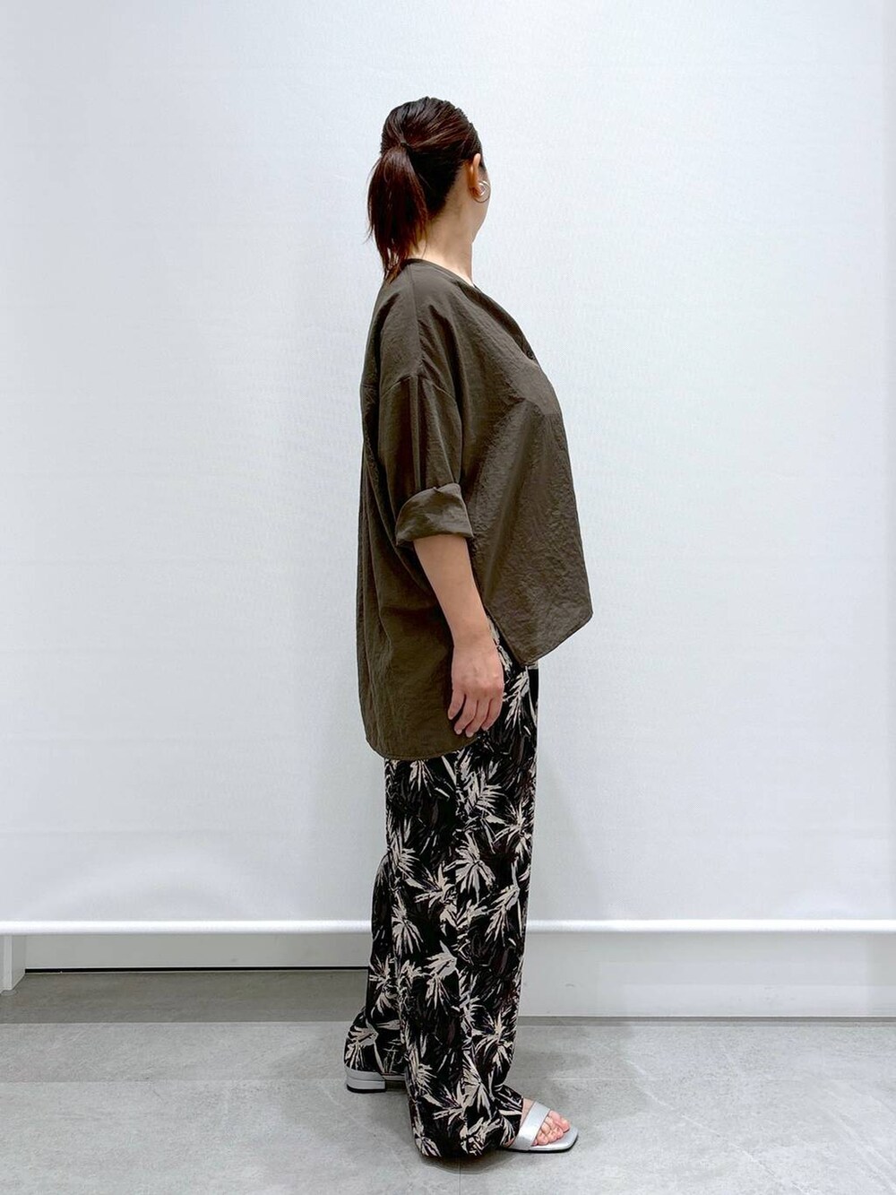 ブラウン系のシャツ/ブラウス、シルバー系のサンダル、ブラック系のその他パンツを着用したレディースの夏コーディネートの5枚目の写真