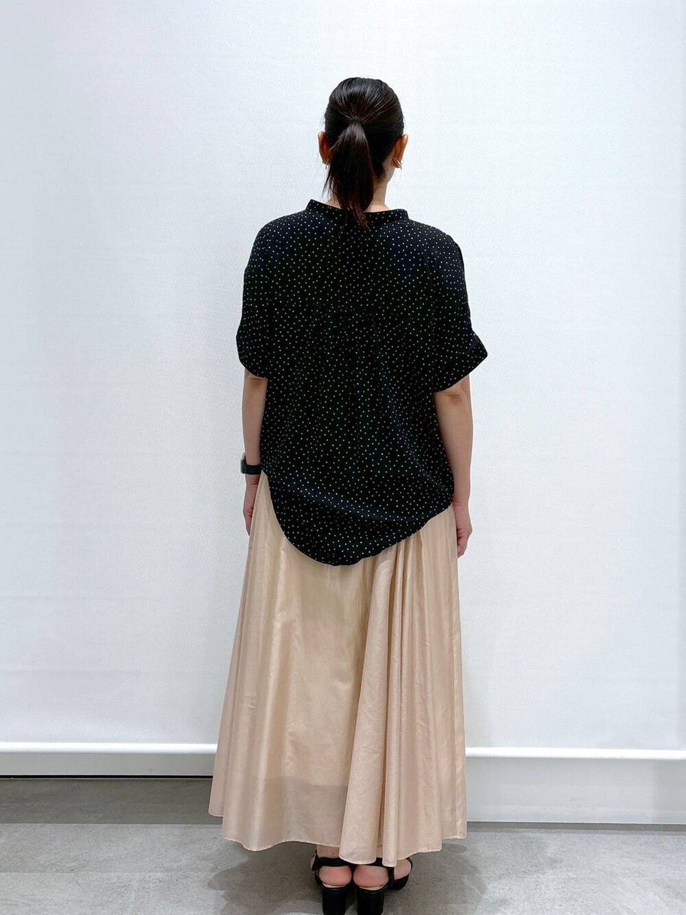 ブラック系のショルダーバッグ、ブラック系のシャツ/ブラウス、ブラック系のサンダルを着用したレディースの夏コーディネートの4枚目の写真