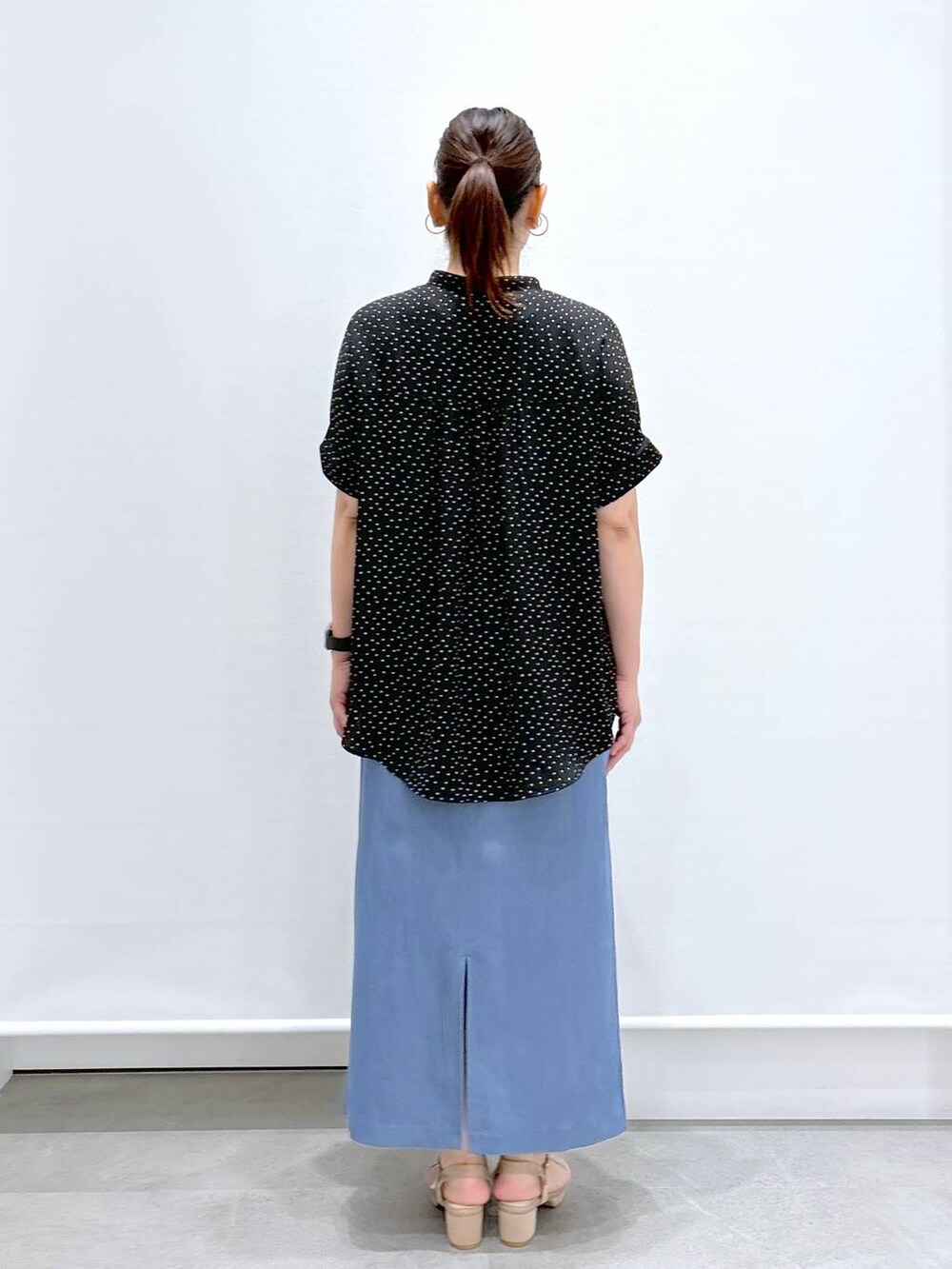 ホワイト系のトートバッグ、ブラック系のシャツ/ブラウス、ベージュ系のサンダルを着用したレディースの夏コーディネートの4枚目の写真