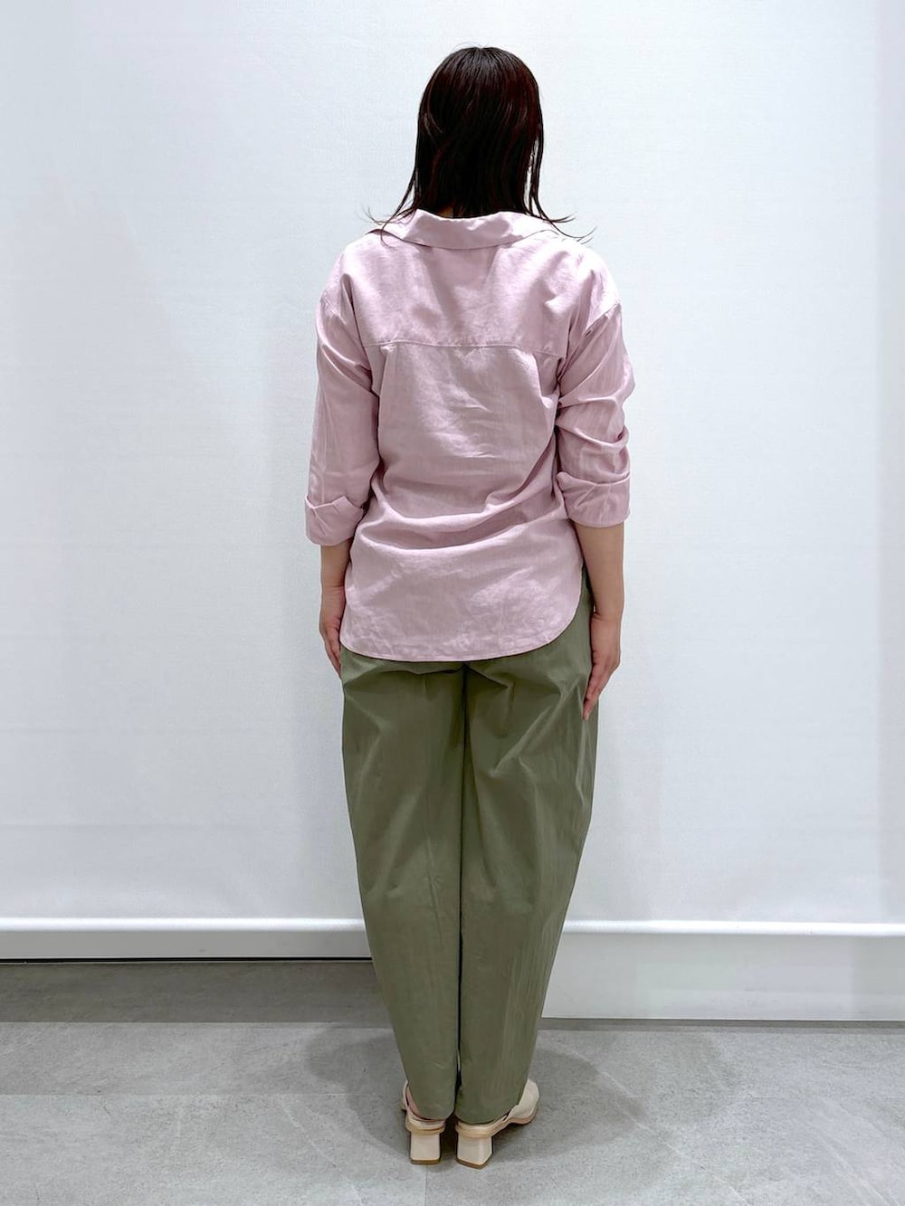 シルバー系のTシャツ/カットソー、グリーン系のその他パンツ、ホワイト系のトートバッグを着用したレディースの春コーディネートの4枚目の写真