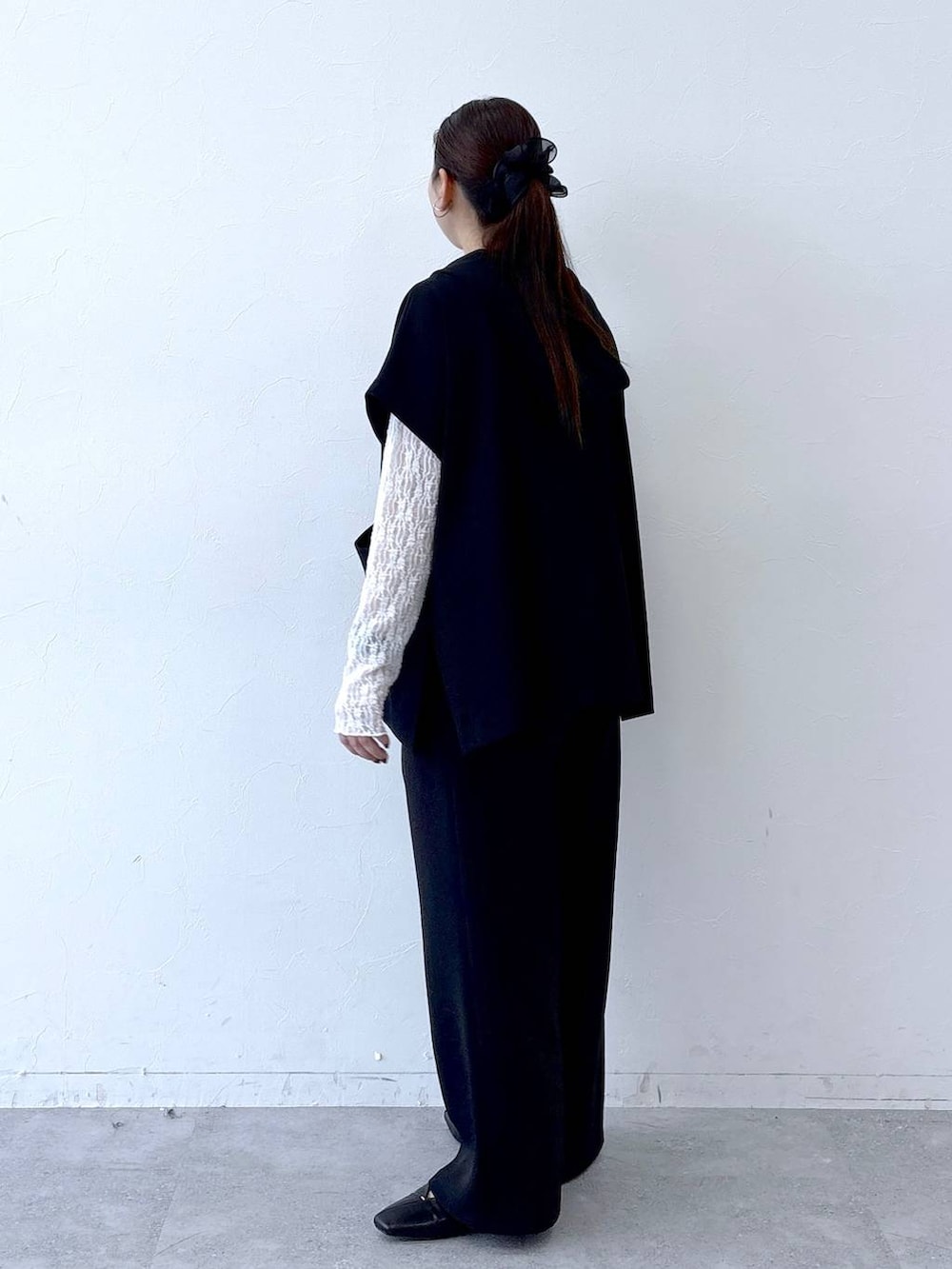 ブラック系のパンプス、ブラック系のトートバッグ、ブラック系のその他パンツを着用したレディースの冬コーディネートの3枚目の写真