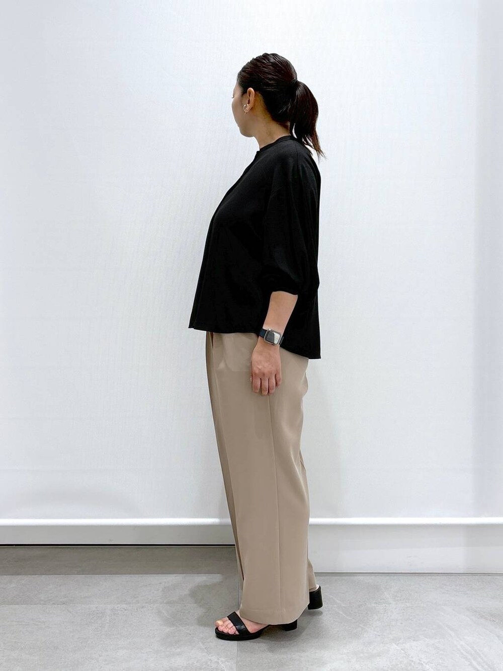 ベージュ系のその他パンツ、ブラック系のサンダル、ブラック系のシャツ/ブラウスを着用したレディースの夏コーディネートの3枚目の写真