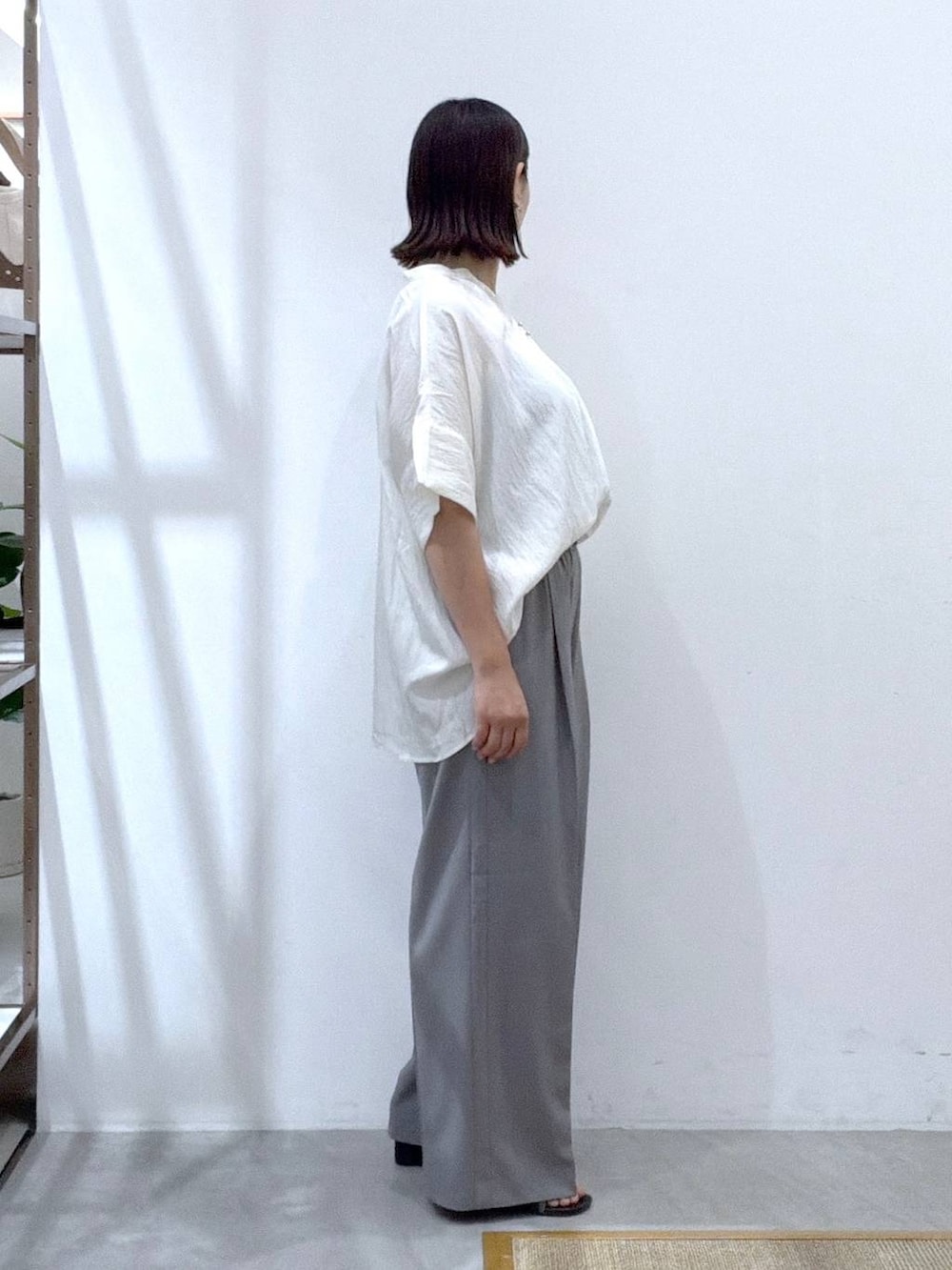 グレー系のその他パンツ、ホワイト系のシャツ/ブラウス、ブラック系のサンダルを着用したレディースの夏コーディネートの5枚目の写真