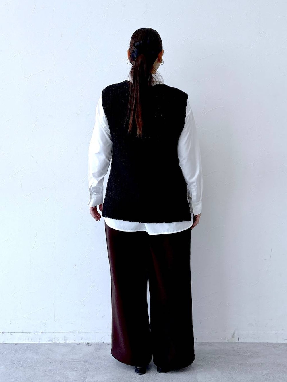 ホワイト系のシャツ/ブラウス、ブラック系のパンプス、ブラック系のトートバッグを着用したレディースの冬コーディネートの4枚目の写真