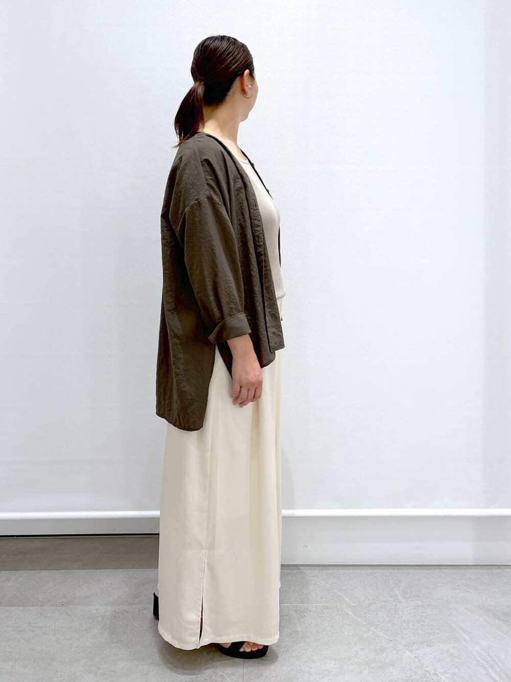 ブラウン系のシャツ/ブラウス、ホワイト系のその他パンツ、ブラック系のハンドバッグを着用したレディースの夏コーディネートの5枚目の写真