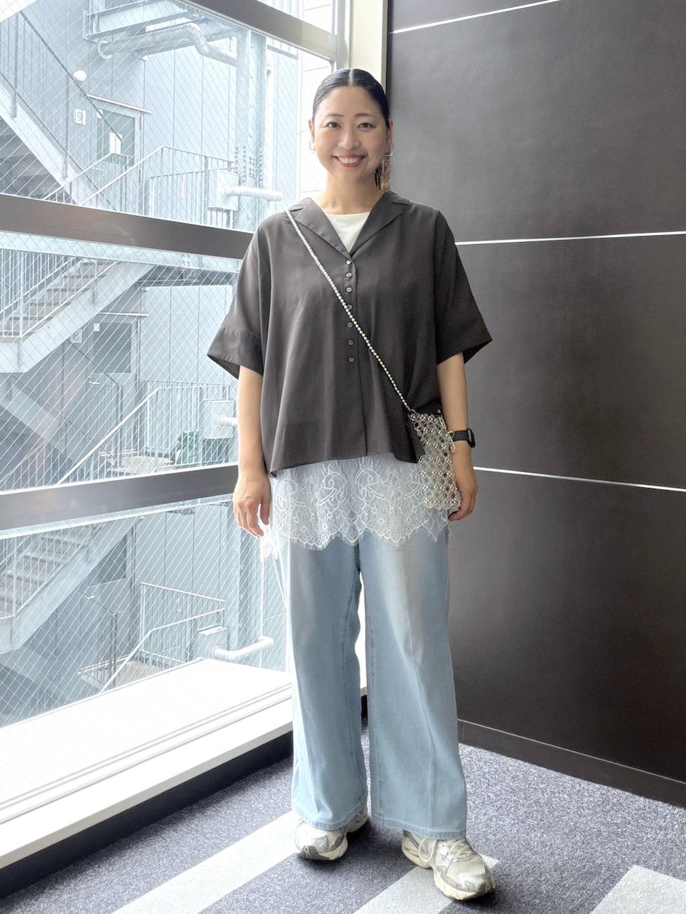 グレー系のシャツ/ブラウス、ブルー系のデニムパンツ、ホワイト系のTシャツ/カットソーを着用したレディースの夏コーディネートの2枚目の写真