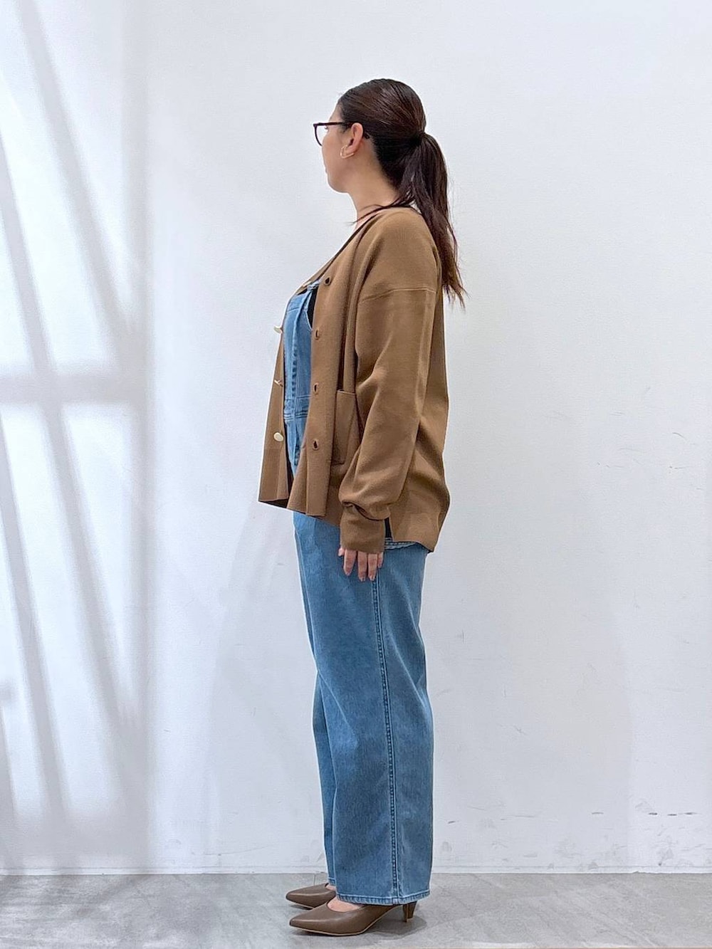 「着痩せ・細見え、体型カバー、ベーシック/シンプル、ママコーデ、楽ちんコーデ、夏コーデ、骨格ナチュラル、きれいめ、カジュアル、Elura、カーディガン」｜「Eluraの【Sapofeet（サポフィート）】ヒールパンプス／250691（パンプス、ブラウン系）」を使った、はつなさん（レディース・158cm）の夏コーディネートの4枚目の写真