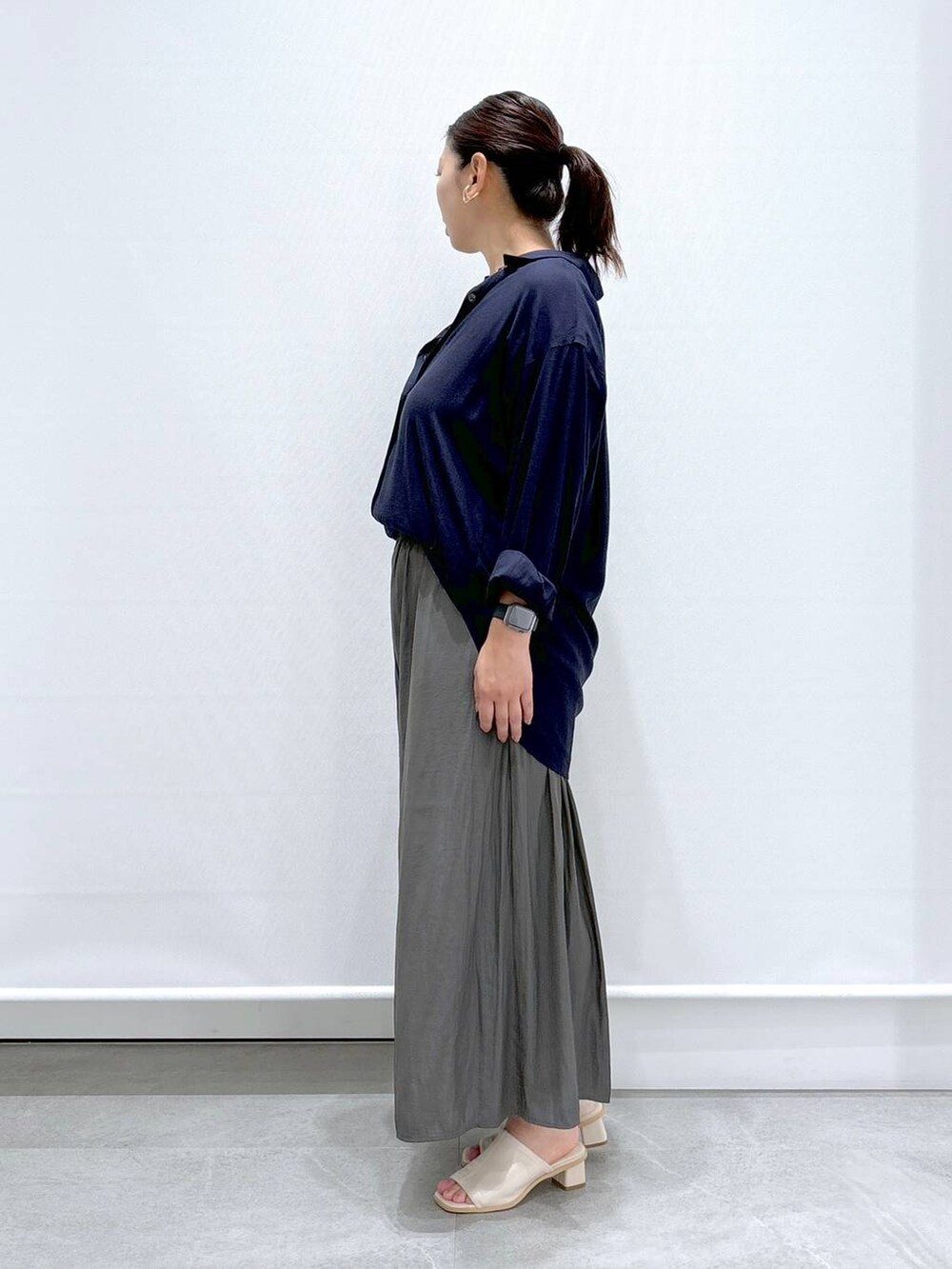 ホワイト系のサンダル、ブルー系のシャツ/ブラウス、グレー系のその他パンツを着用したレディースの夏コーディネートの3枚目の写真