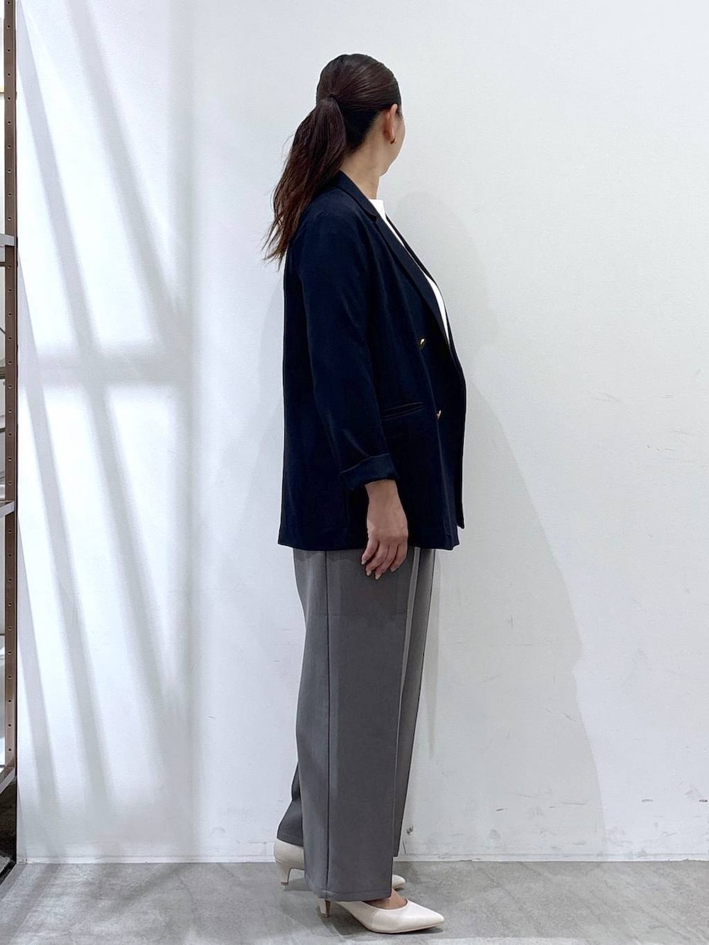 ホワイト系のパンプス、グレー系のその他パンツ、ブルー系のテーラードジャケットを着用したレディースの秋コーディネートの5枚目の写真