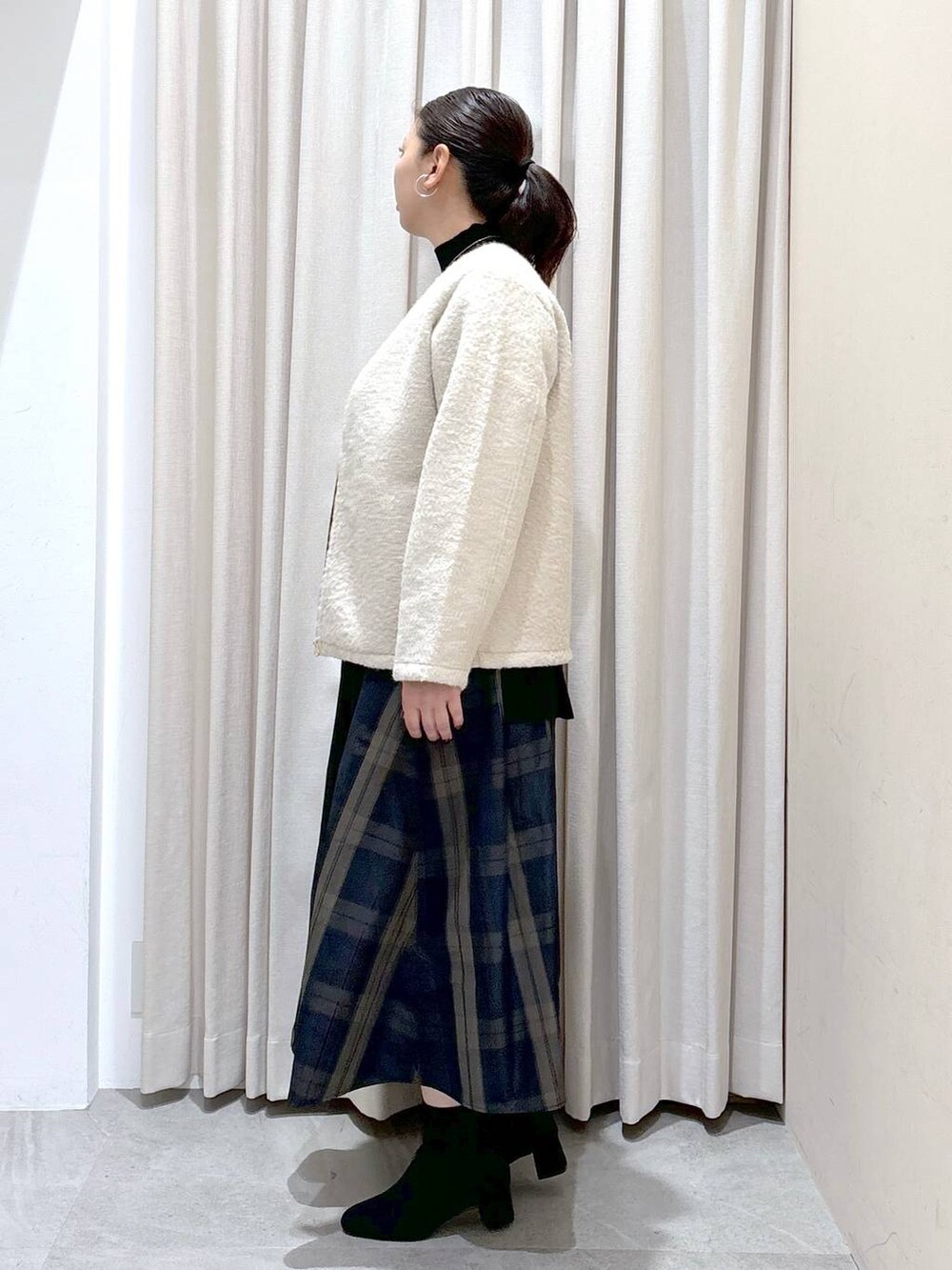 ブラック系のTシャツ/カットソー、グレー系のブーツ、ベージュ系のノーカラージャケットを着用したレディースの冬コーディネートの3枚目の写真