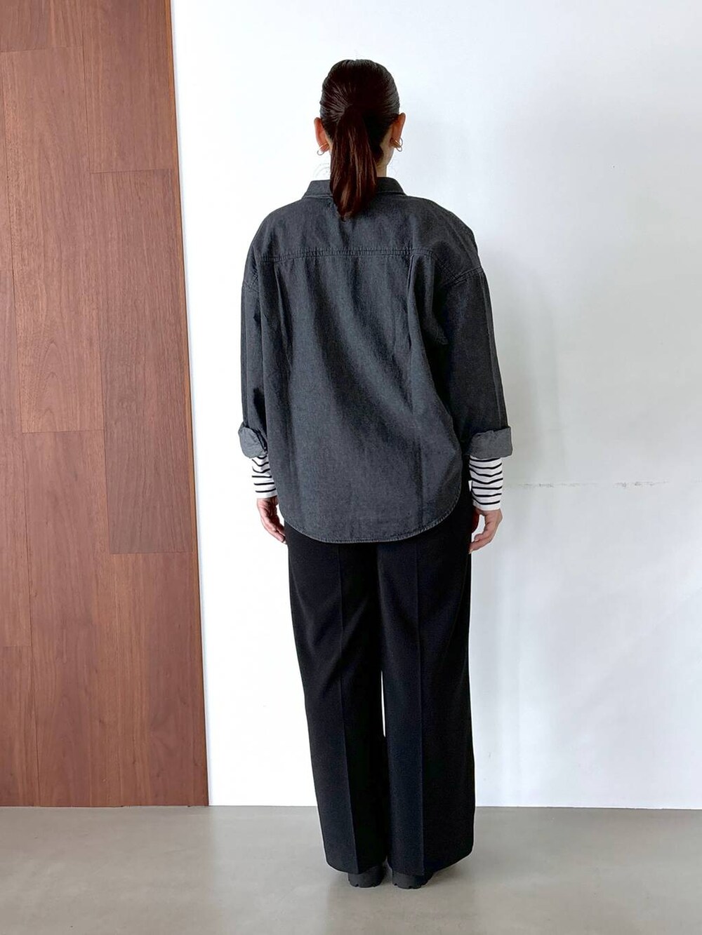 ブラック系のパンプス、ブラック系のその他パンツ、ブラック系のその他パンツを着用したレディースの夏コーディネートの4枚目の写真