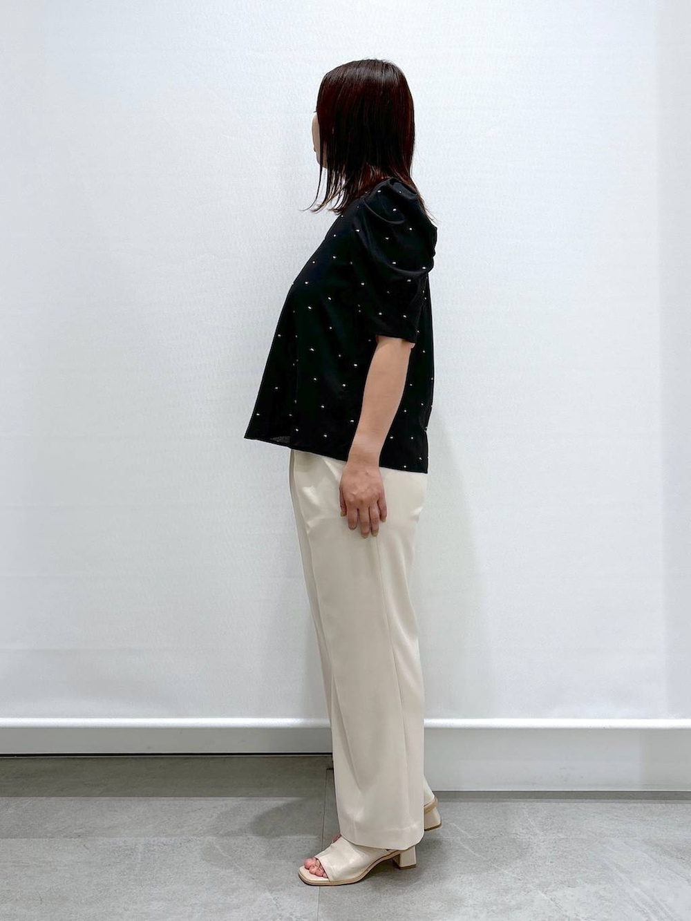 ブラック系のシャツ/ブラウス、ホワイト系のその他パンツ、ホワイト系のサンダルを着用したレディースの春コーディネートの3枚目の写真