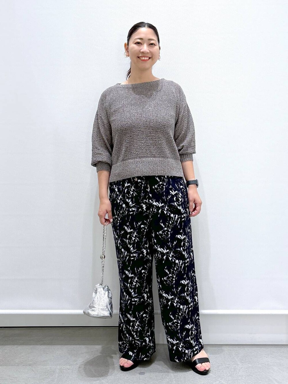 ブラック系のサンダル、ブルー系のその他パンツ、グレー系のニット/セーターを着用したレディースの夏コーディネートの2枚目の写真