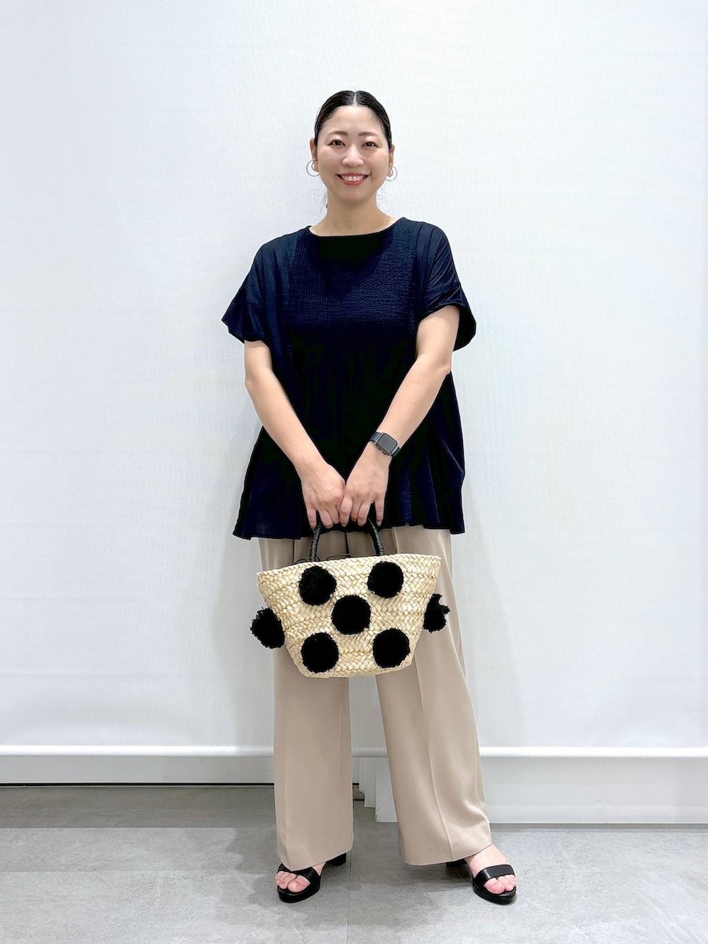 ブルー系のシャツ/ブラウス、ベージュ系のその他パンツ、ブラック系のサンダルを着用したレディースの夏コーディネートの2枚目の写真