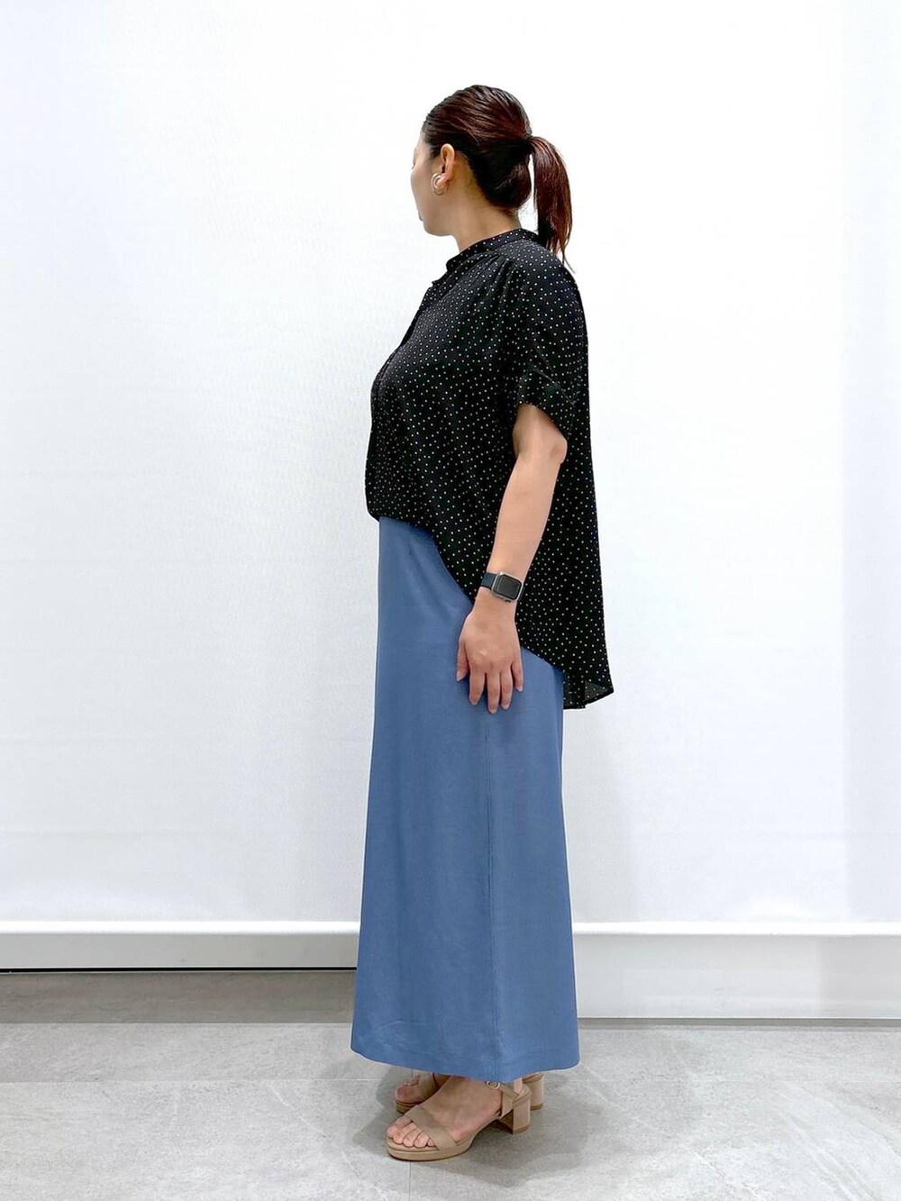 ホワイト系のトートバッグ、ブラック系のシャツ/ブラウス、ベージュ系のサンダルを着用したレディースの夏コーディネートの3枚目の写真