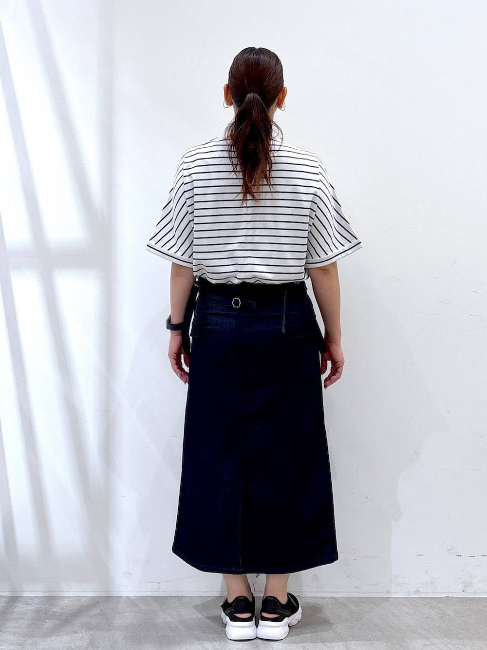 ホワイト系のTシャツ/カットソー、ブラック系のトートバッグ、ブラック系のサンダルを着用したレディースの夏コーディネートの4枚目の写真